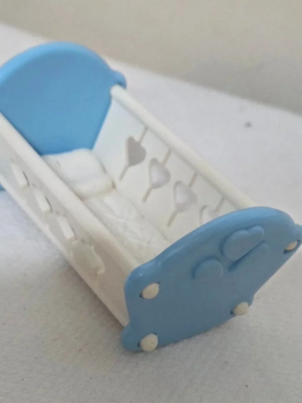 1993 VTG FISHER PRICE DREAM DOLLHOUSE BLUE BABY CRADLE CRIB HEARTS LOVING FAMILY
